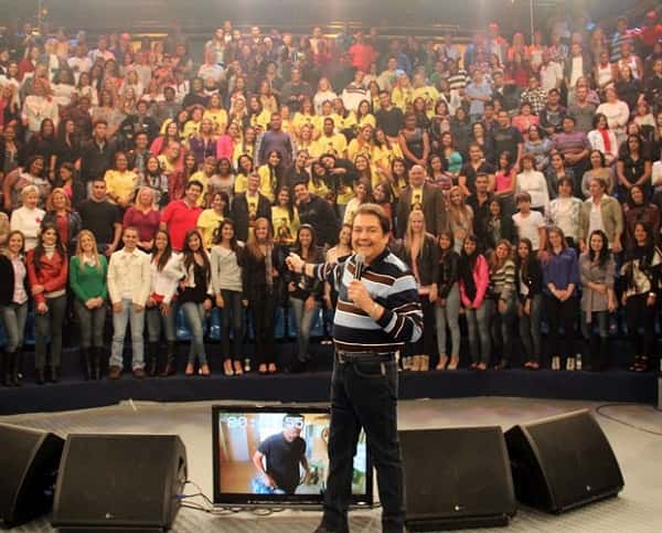 Faustão e a plateia do "Domingão". (Foto: Reprodução/Internet)