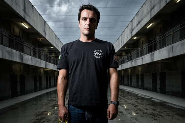 Rodrigo Lombardi na série "Carcereiros" (Foto: Globo/Ramón Vasconcelos)