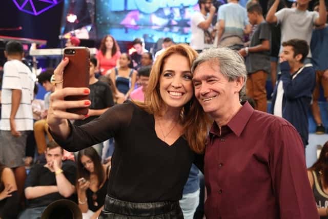 Poliana Abritta e Serginho Groisman no "Altas Horas" (Foto: Globo/Divulgação)