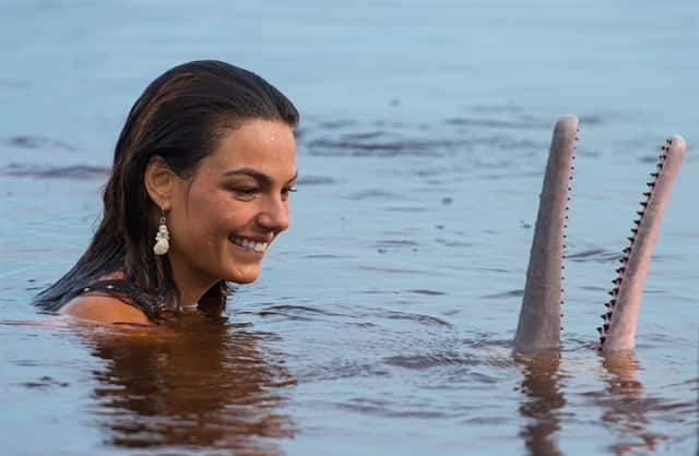 Ritinha (Isis Valverde) brincando com os botos (Foto: Globo/Estevam Avellar)