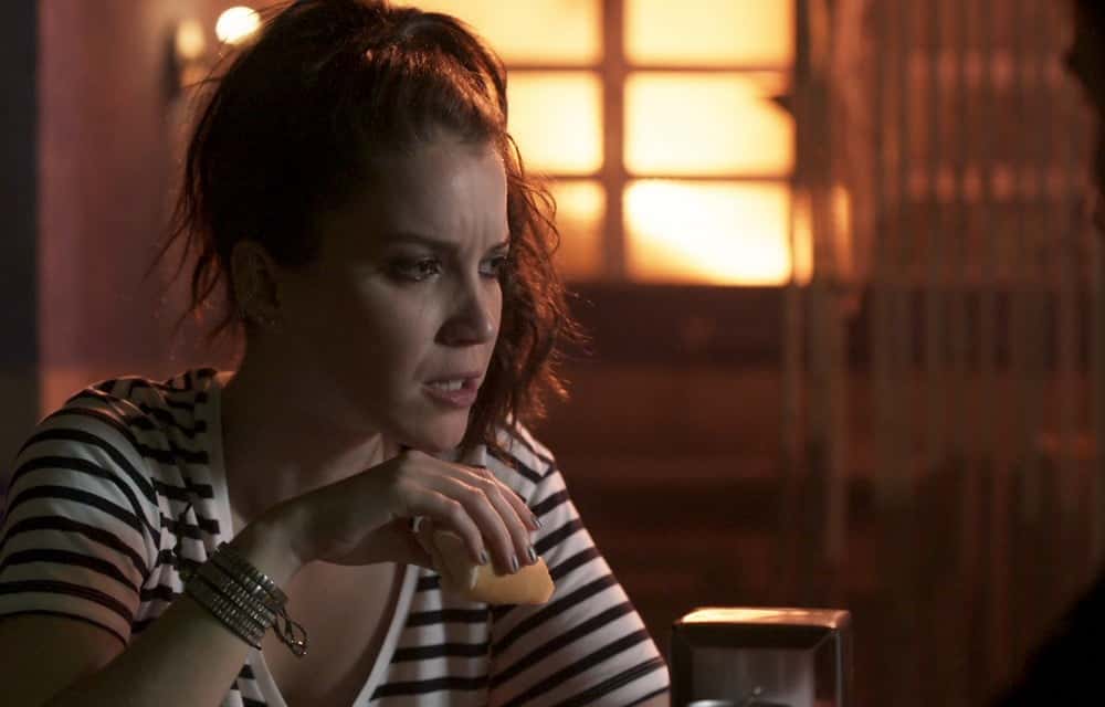Lorena vai enganar Romildo em "Rock Story". (Foto: TV Globo)