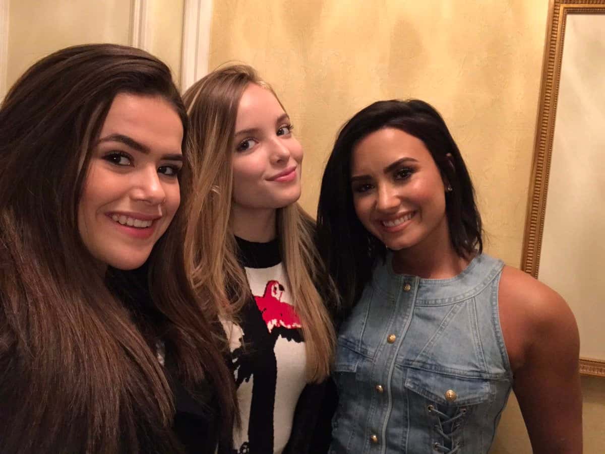 Atrizes do SBT entrevistam Demi Lovato. (Foto: Reprodução/Twitter)
