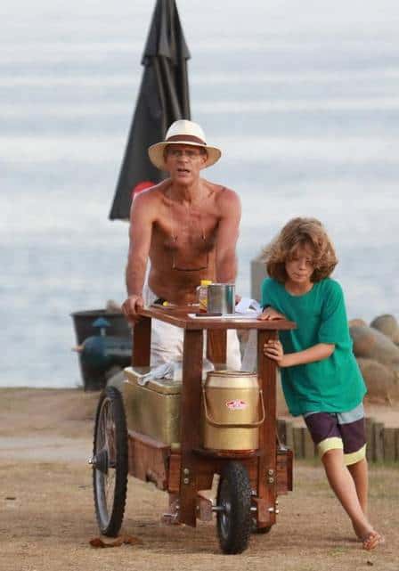 Mario e o filho vendendo sanduíches (Foto: Cristiana Silva)