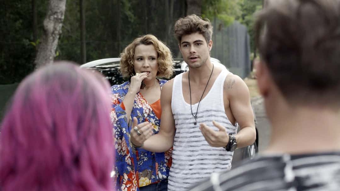 Néia sofre as consequências por defender o filho. (Foto: Gshow)