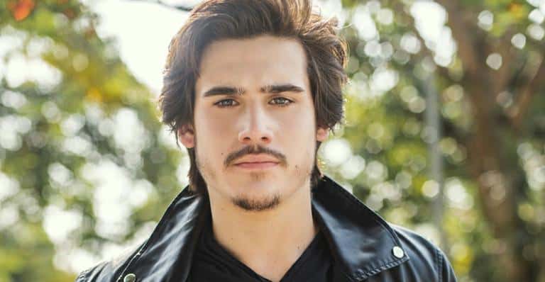 O ator Nicolas Prattes pratica a boa ação. (Foto: Divulgação)