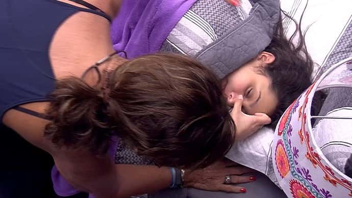 Ieda acorda Emilly co cuidado e carinho (Foto reprodução)