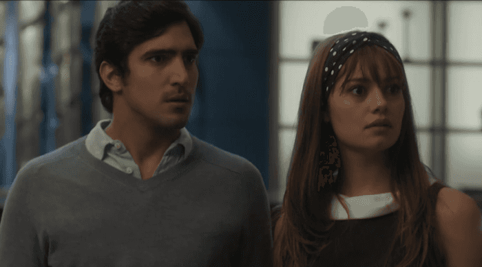 Renato Góes (Renato) e Alice (Sophie Charlotte) em cena de "Os Dias Eram Assim" (Foto: Reprodução/Globo)