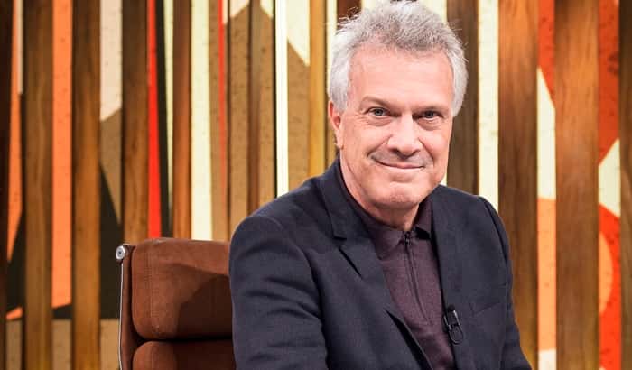 Pedro Bial no estúdio do 'Conversa com Bial' (Foto: Globo/Ramón Vasconcelos)