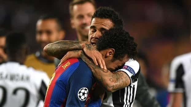 Neymar é consolado por Daniel Alves ao fim da partida (Foto: Divulgação)