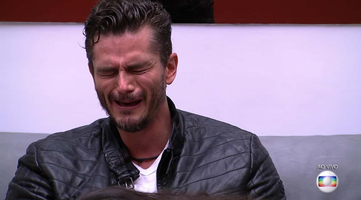 Marcos chora com resultado do paredão. (Foto: Reprodução/BBB/TV Globo)