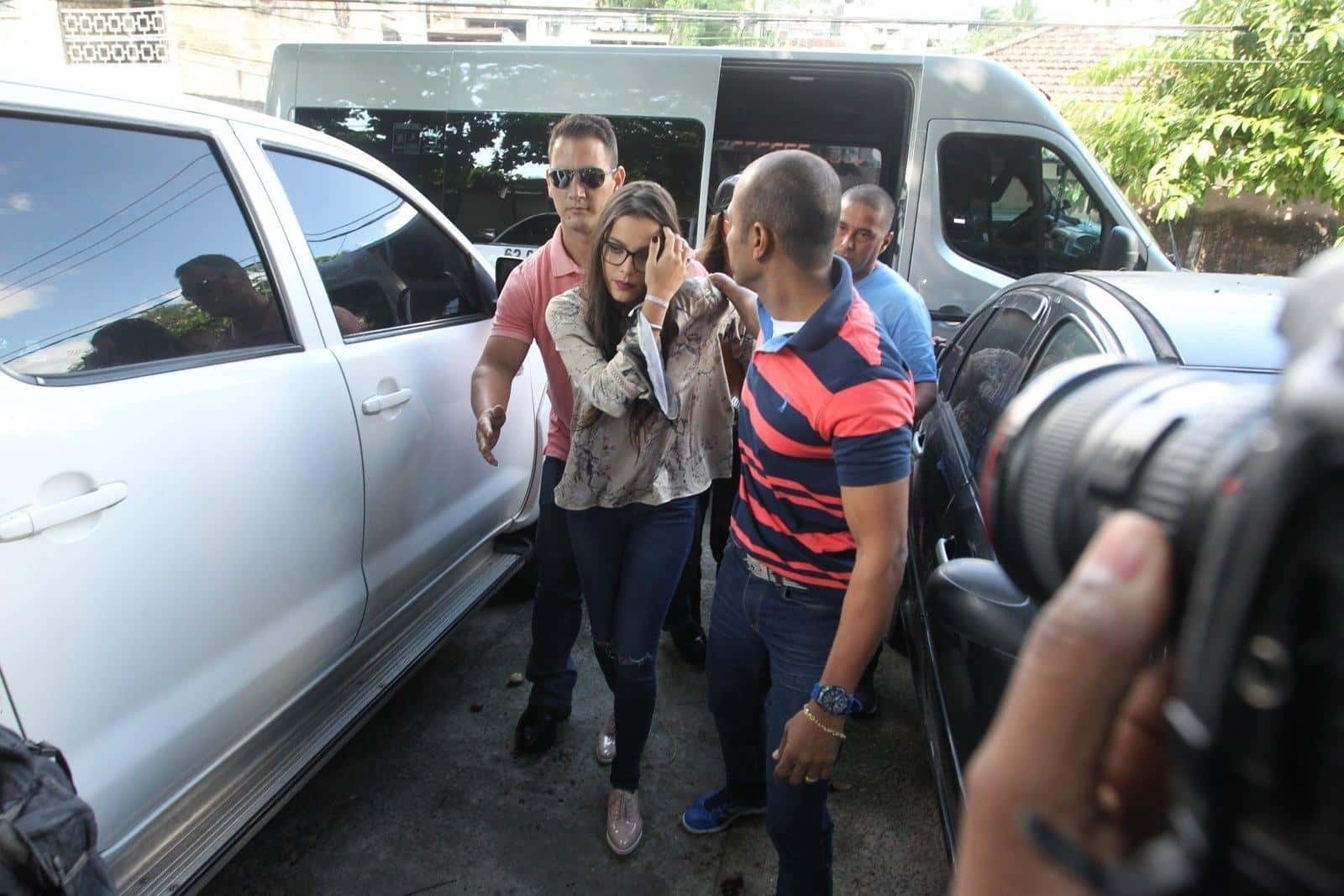 Emilly chegando na delegacia (Foto: Divulgação)