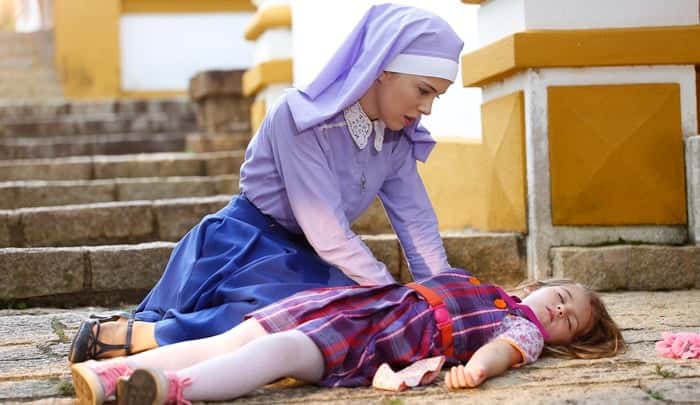 Cecília (Bia Arantes) e Dulce Maria (Lorena Queiroz) em cena de "Carinha de Anjo" (Foto: Rodrigo Belentani/SBT)