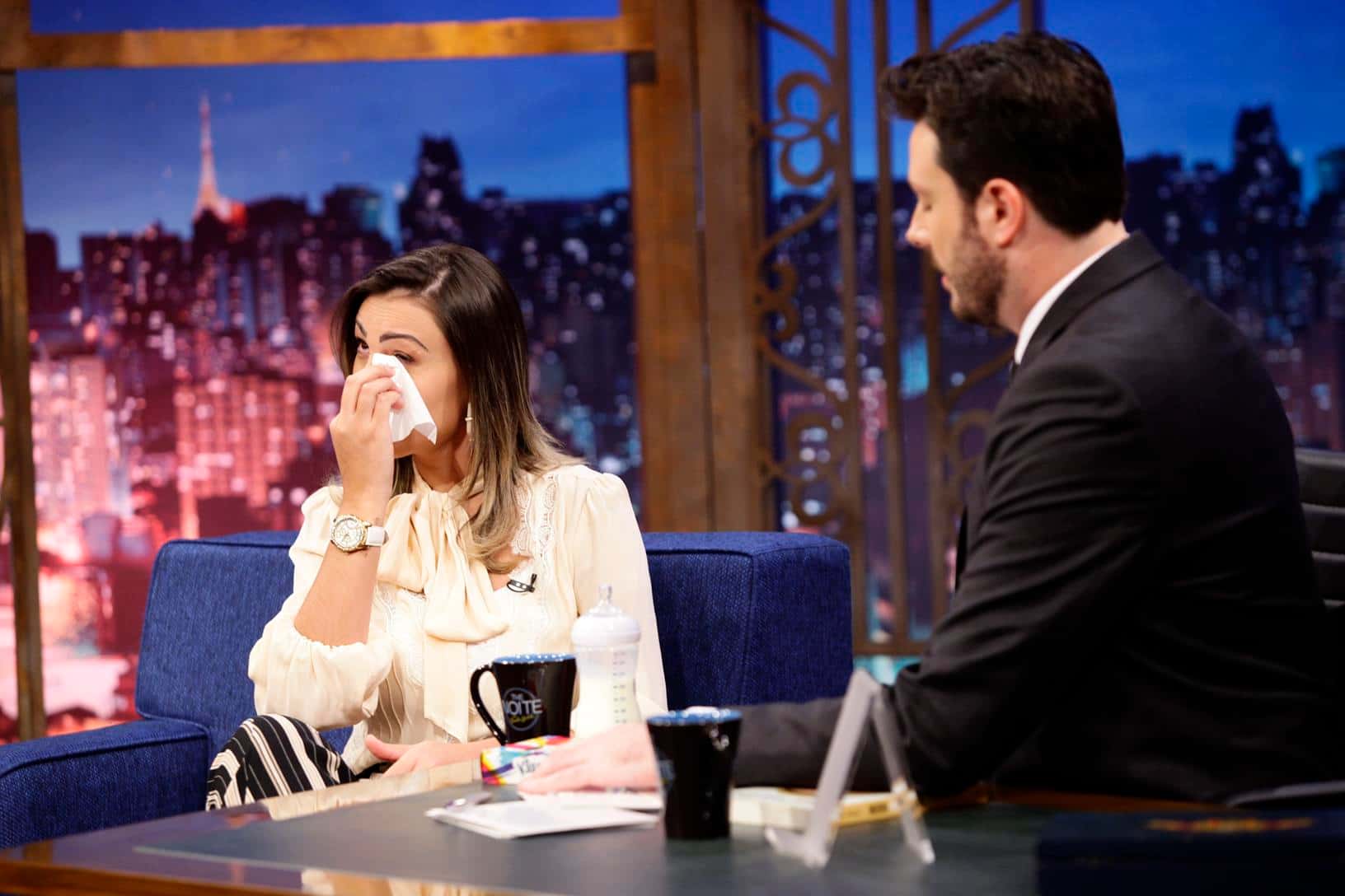 Andressa se emociona ao falar do filho (Crédito: Gabriel Cardoso/SBT)