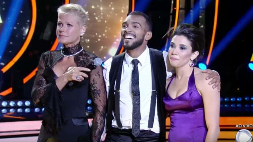 Xuxa ao lado do jogador Richarlyson (Foto: Reprodução)