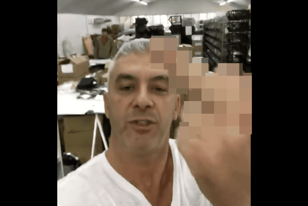 Alexandre Correa mostra dedo do meio em vídeo (Foto: Reprodução)