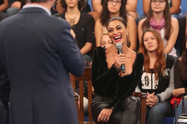 Atriz contou muitas histórias no palco do 'Altas Horas' (Foto: Carol Caminha/Gshow)