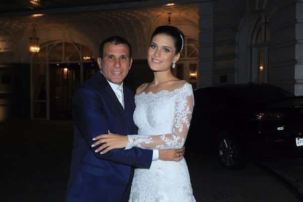 Eri e a mulher, Aline, no dia do casamento. (Foto: AgNews)
