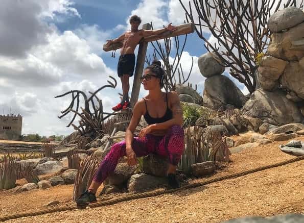 Felipe posa como crucificado em foto ao lado de Aline Riscado. (Foto: Reprodução/Instagram)