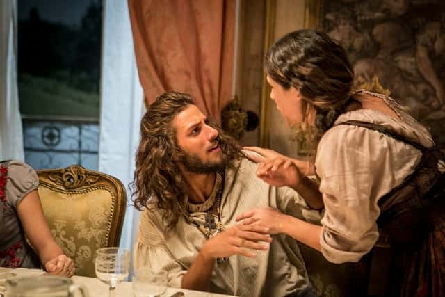 Joaquim (Chay Suede) e Elvira (Ingrid Guimarães) em cena de 'Novo Mundo' (Foto: Globo/Raquel Cunha)