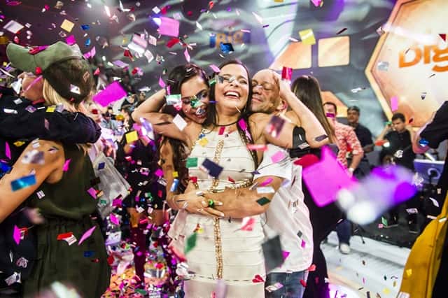 Emilly Araújo comemora vitória no BBB17 com Mayla e seu pai (Foto: Globo/João Miguel Júnior)