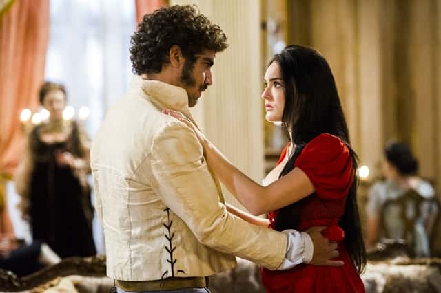 Pedro (Caio Castro) e Anna (Isabelle Drummond) em cena de "Novo Mundo" (Foto: Globo/João Miguel Júnior)