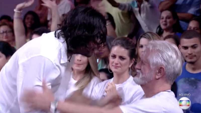Ilmar abraça família de Marcos (Foto reprodução - Gshow)