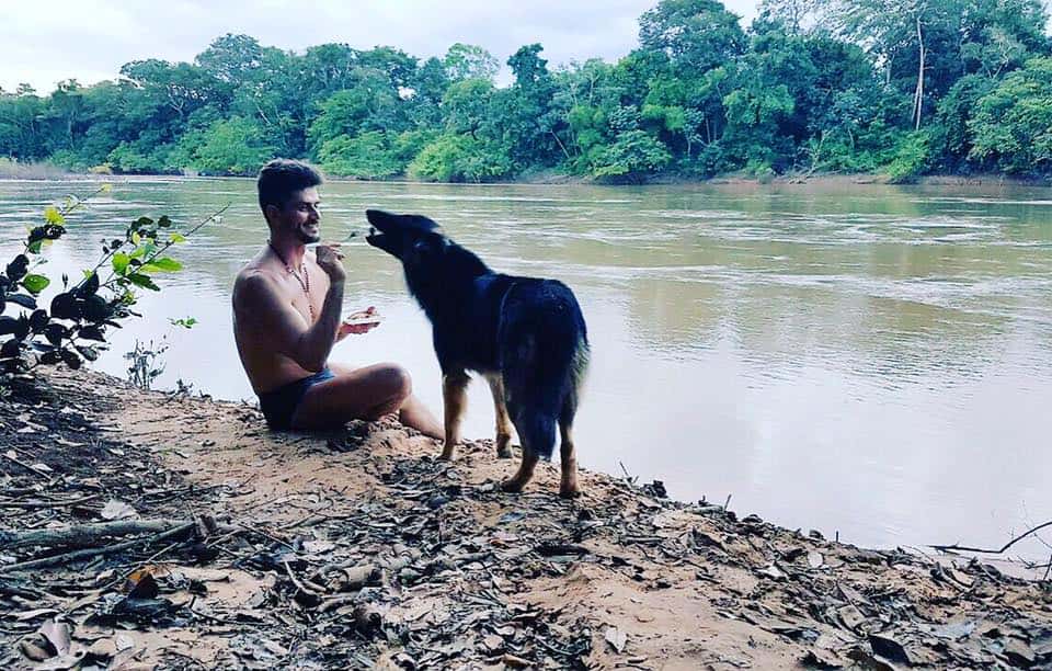 Marcos dá comida para cachorro em foto. (Foto: Reprodução/Facebook)
