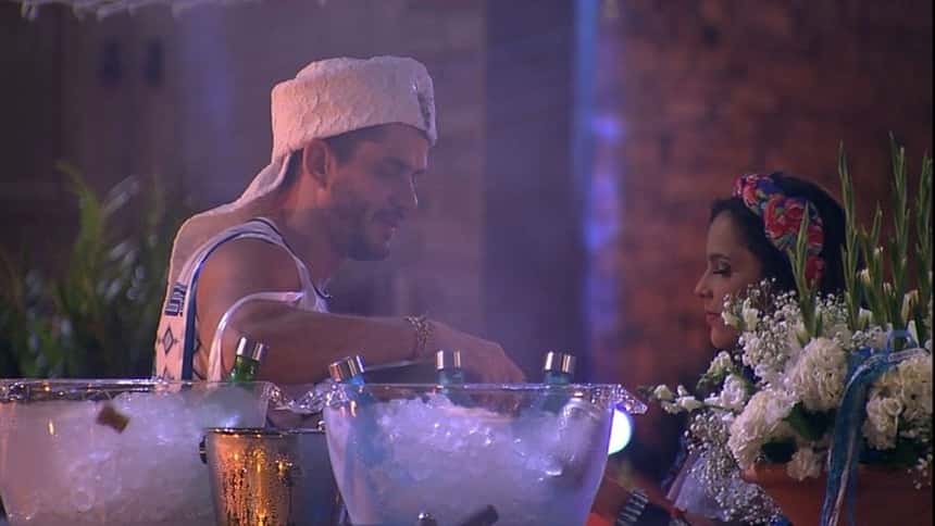Marcos "ensinou" a Emilly a postura "correta" de uma mulher (Foto: Reprodução)