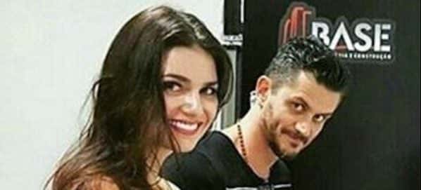 Marcos lava louça com nova companheira. (Foto: Reprodução/Instagram)