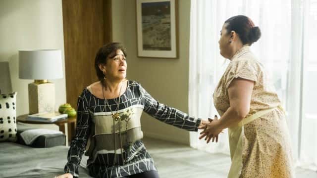 Silvana conversa com a empregada e ameaça se jogar da janela. Foto: João Miguel Junior/Rede Globo/Divulgação)
