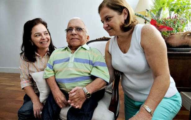 Nelson Ned, com problemas decorrentes de um AVC, com as irmãs Neyde e Neuma (Foto: Túlio Santos/EM/D.A Press)