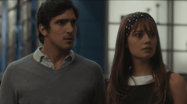 Renato Góes (Renato) e Alice (Sophie Charlotte) em cena de "Os Dias Eram Assim" (Foto: Reprodução/Globo)