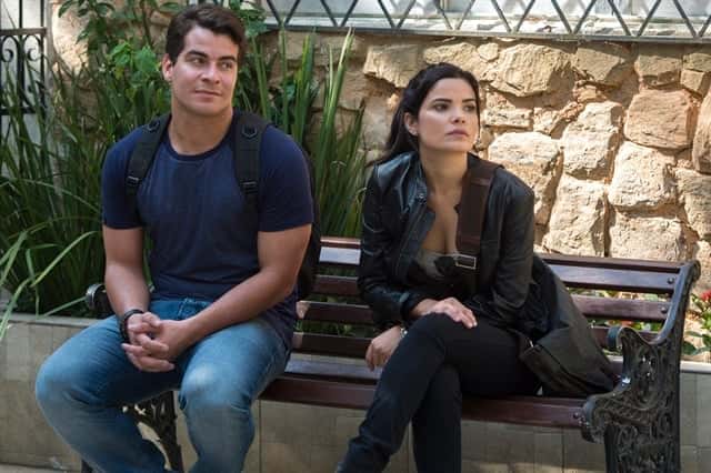 Júlio (Thiago Martins) e Antônia (Vanessa Giácomo) em "Pega Pega" (Foto: Globo/Estevam Avellar)