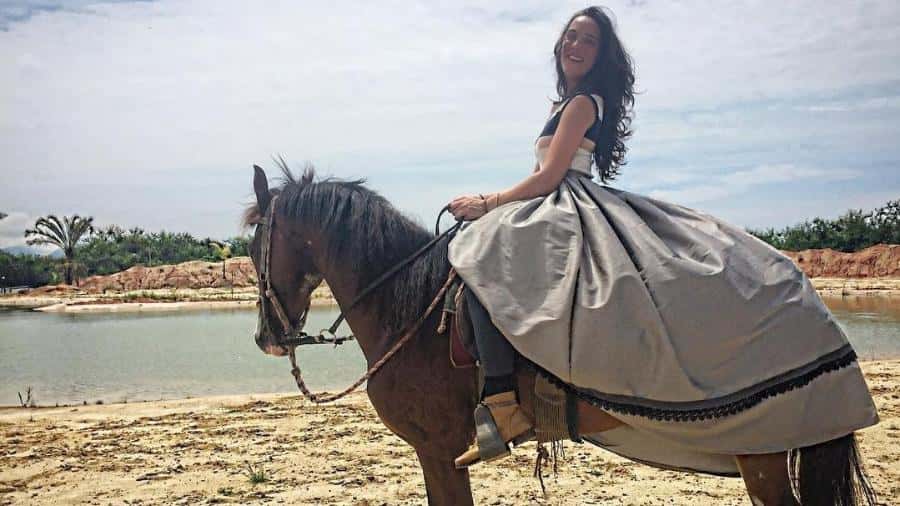 Adriana Birolli já caracteriza como sua personagem Lisabeta em "Belaventura". (Foto: Divulgação)