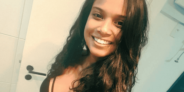 Aline surgiu só de sutiã no clique. (Foto: Reprodução / Instagram)