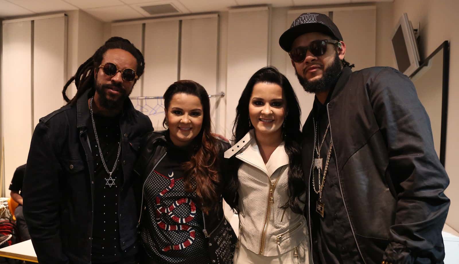Cantores nos bastidores do Altas Horas (Foto: Reprodução)