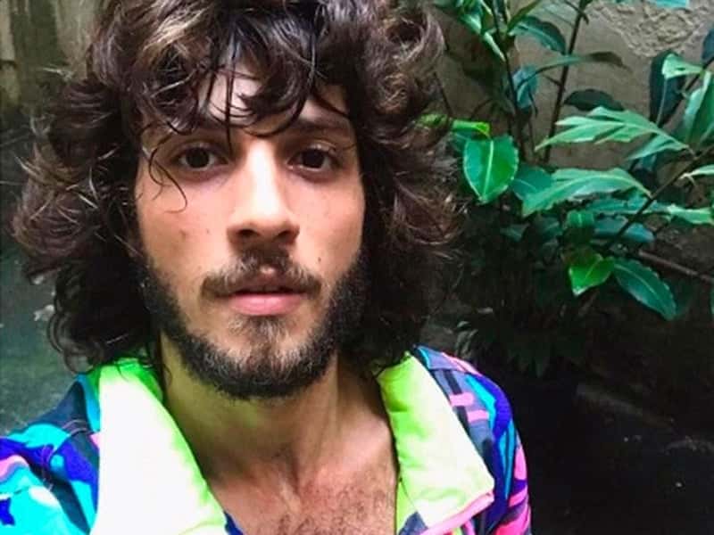 Chay Suede com pelos no peito (Foto: Reprodução)