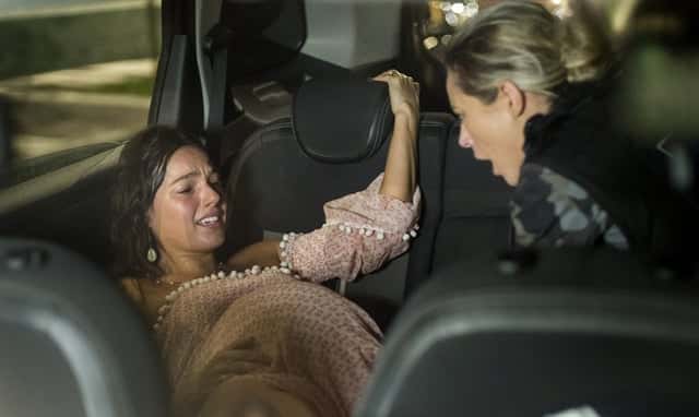 Jeiza (Paolla Oliveira) faz o parto de Ritinha (Isis Valverde) durante tiroteio em 'A Força do Querer' (Foto: Globo/Estevam Avellar)