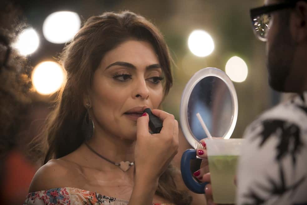 Juliana Paes faz sua própria maquiagem na novela. (Foto: TV Globo)