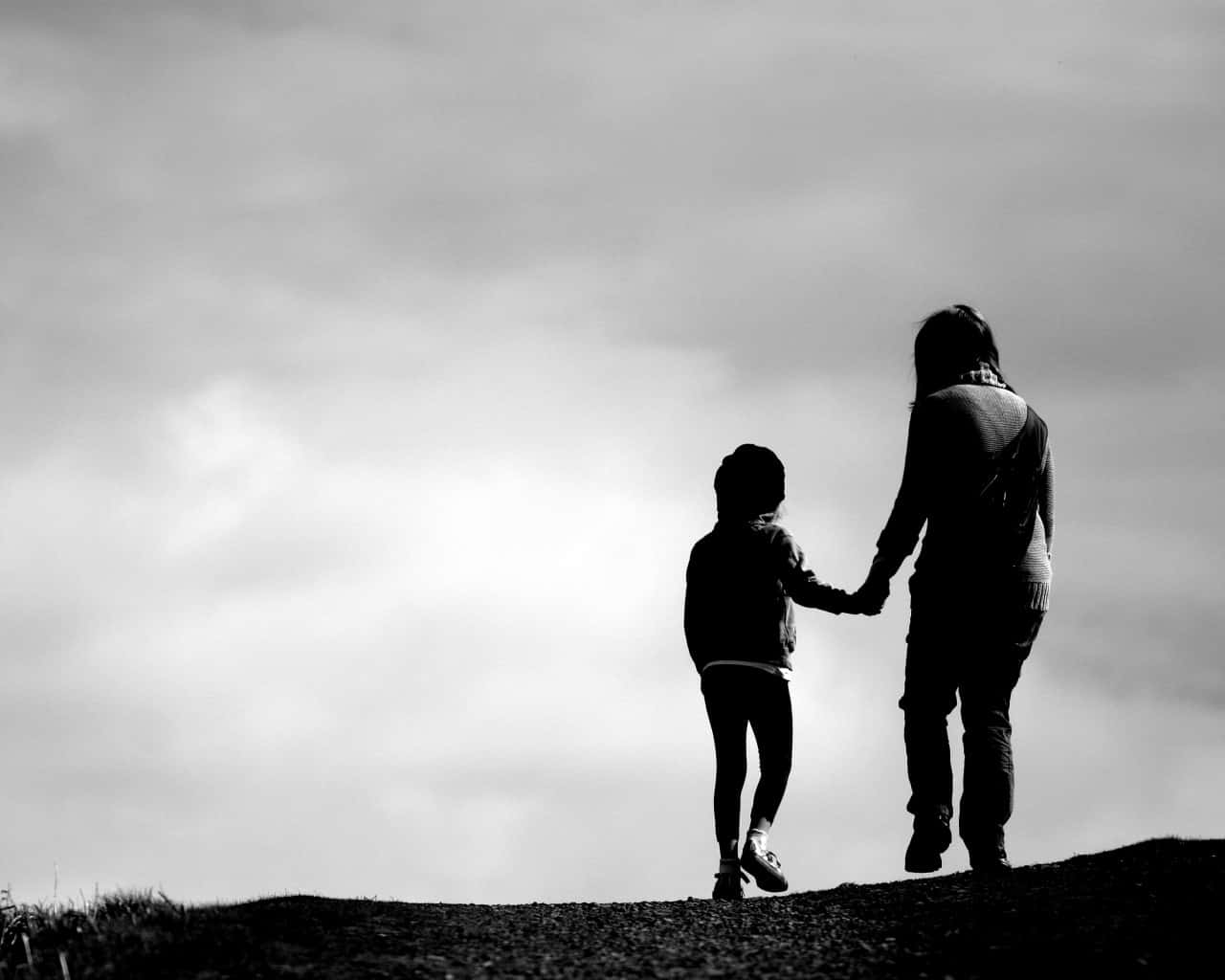 Mãe está fazendo a filha passar vergonha. (Foto: Ilustração)