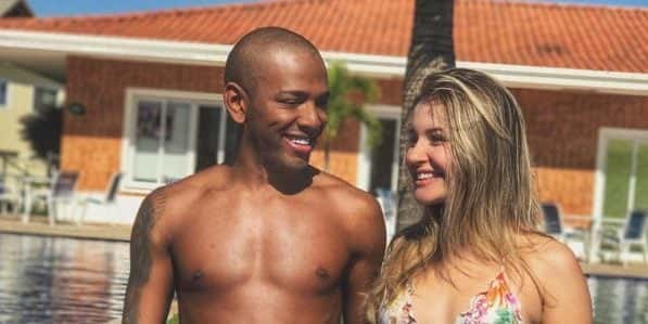Nego esbanja beleza ao lado da namorada. (Foto: Reprodução/Instagram)