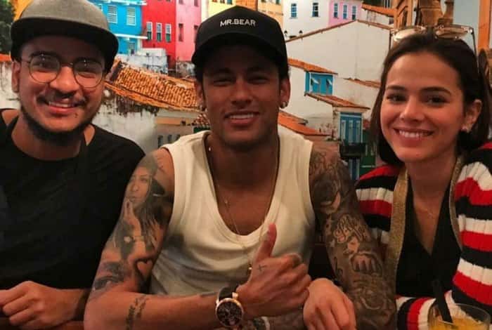 Neymar e Bruna atendem fãs em restaurante. (Foto: Reprodução)