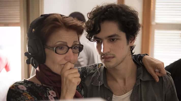 Cássia e Leone no intervalo de uma cena de "Os Dias Eram Assim". (Foto: Divulgação)