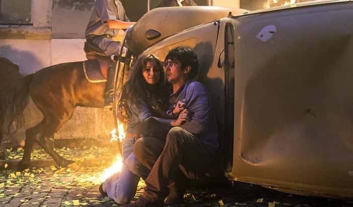 Renato (Renato Góes) e Alice (Sophie Charlotte) em cena de "Os Dias Eram Assim". (Foto: Divulgação)