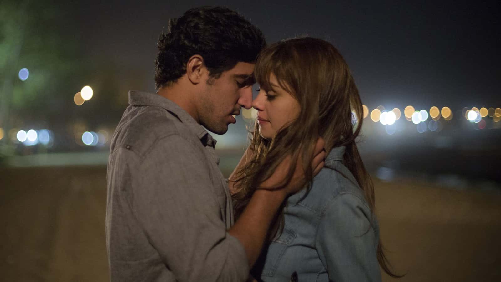 Renato (Renato Góes) e Alice (Sophie Charlotte) em cena de "Os Dias Eram Assim" (Foto: Reprodução/Globo)