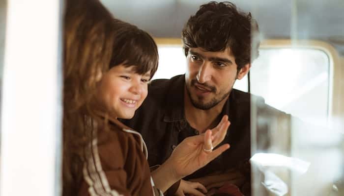 Renato (Renato Góes) e Rimena (Maria Casadevall) com o filho em "Os Dias Eram Assim" (Foto: Raphael Dias/Gshow)