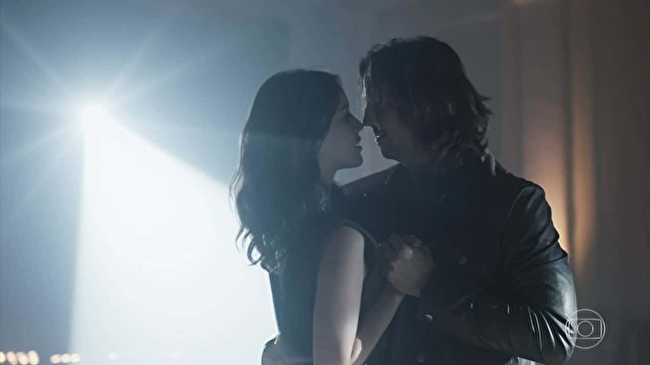 Júlia e Gui dançam apaixonados em "Rock Story". (Foto: Reprodução/Globo)