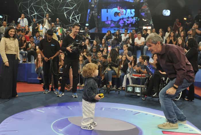 Thomas diverte o pai em gravação. (Foto: Divulgação/Globo)
