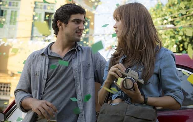 Renato Góes (Renato) e Sophie Charlotte (Alice) em cena de "Os Dias Eram Assim" (Foto: Divulgação/Globo)