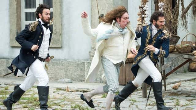 Thomas, Avilez e Sebastião fogem de manifestação em "Novo Mundo" (Foto: Divulgação)